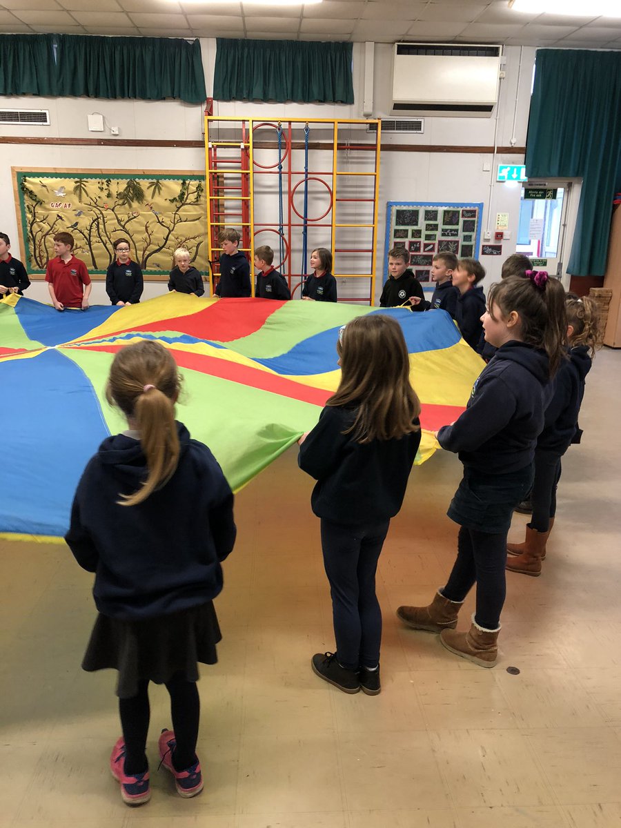Hendrefoilan's tweet photo. Diolch to Nia from @Urdd for such a fun games session on Tuesday. #hdfpy4 #siarteriaith https://t.co/edG4moUo7c