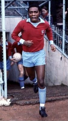Emment Kapengwe and Freddie Mwila were the first Zambians to play in England when they signed for Tommy Docherty’s Villa from Atlanta Chiefs in 1969. This is Freddie