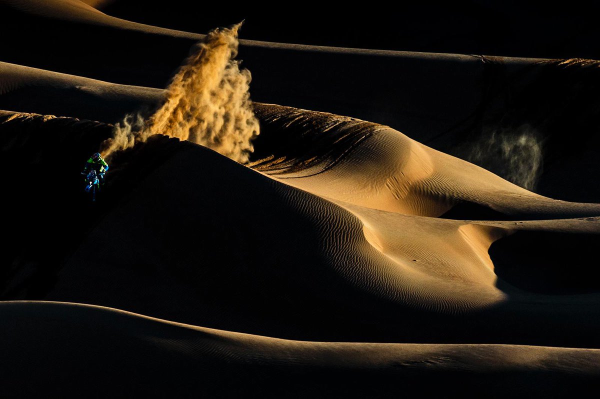 dakar's tweet photo. The desert never sleeps 🌆

📸 / A.S.O / C. Lopez

#Dakar2020 https://t.co/x3C0nGtMcx