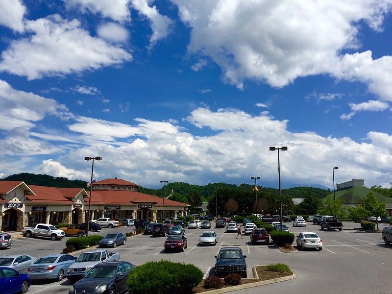ChaletsAlpine's tweet photo. Plenty of #shopping options in #PigeonForge and #Gatlinburg for every taste! #TangerOutlets is just one of many! https://t.co/cqmAyCl1Af