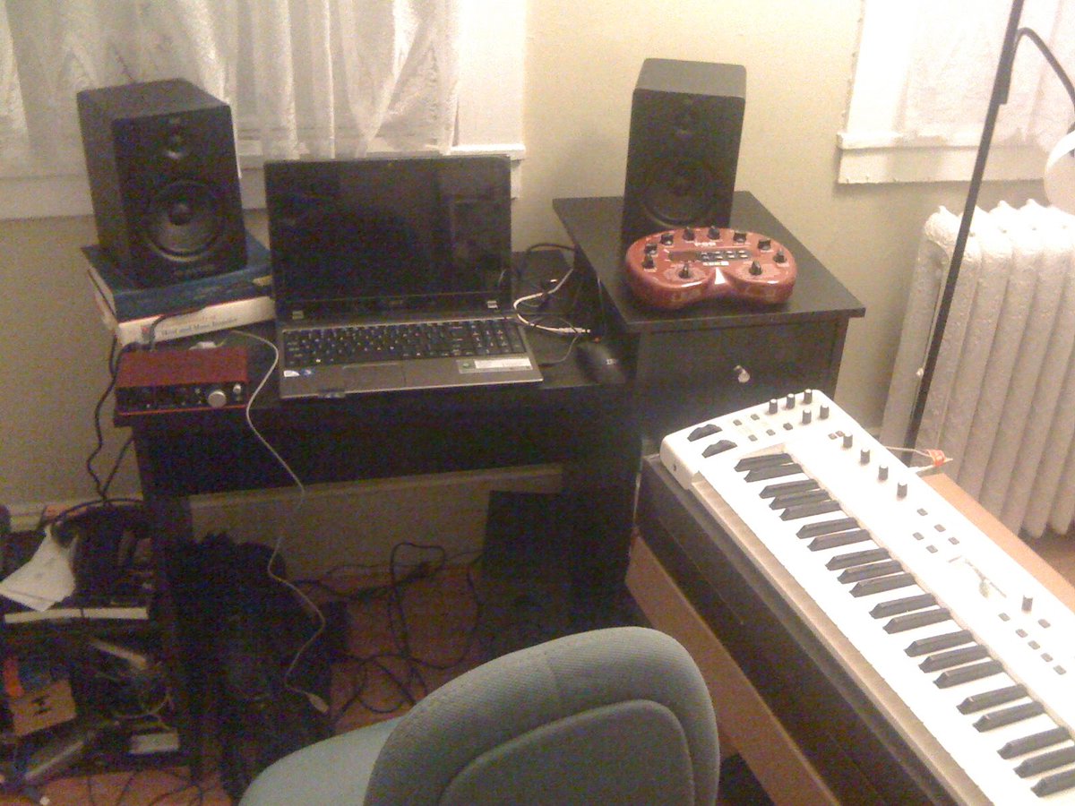 CalmFrogRec's tweet photo. #tbt

This is my 2010 studio setup. 
I made my girlfriend  @EmilyLupinacci sing harmony parts until she just sat down on the floor...but she ended up marrying me anyway #noregrets

#diyrecording #recordingstudio #homerecording #recording  #diyproduction #musicproduction https://t.co/w8IpEAA0YX