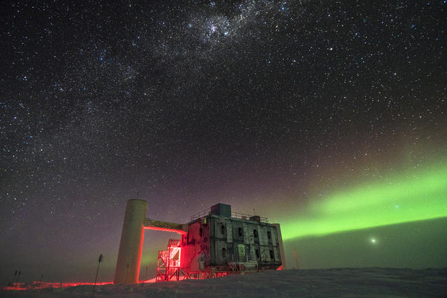 DFAUnipd's tweet photo. COLLOQUIUM DFA

23 gennaio 2020
Ore 15:00 - Aula "A. Rostagni"

"IceCube: Opening a New Window on the Universe from the South Pole"

Francis Halzen
Wisconsin IceCube Particle Astrophysics Center and the Department of Physics, University of Wisconsin–Madison

#Icecube #halzen https://t.co/5w3quV5Dfl