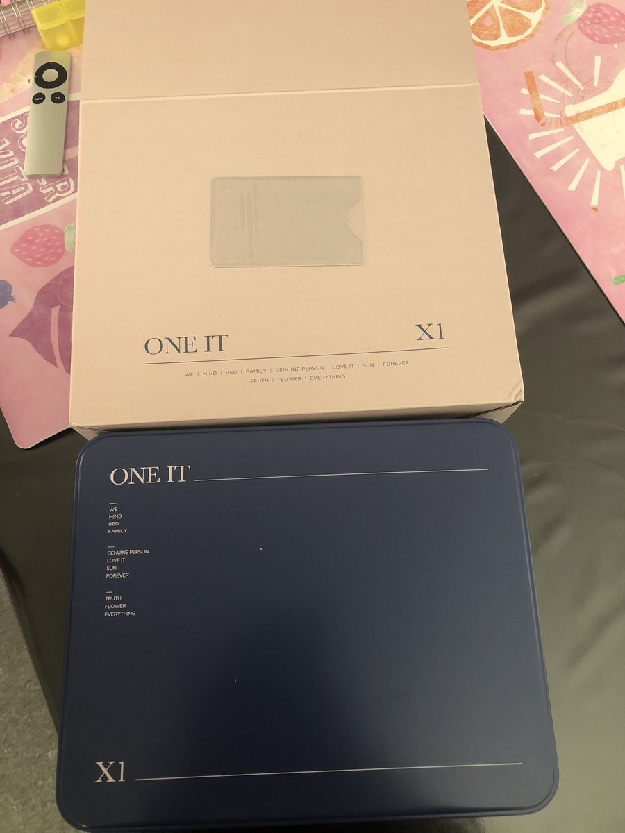 Moonx1sung's tweet photo. Me llego mi membresia de @x1official101 y es hermosa ;-; no se si ponerme feliz o seguir llorando aun mas. Los extraño;-; #oneitstandwithx1 #x1_당신만_바라본다 #X1 https://t.co/38cxhJLKR6