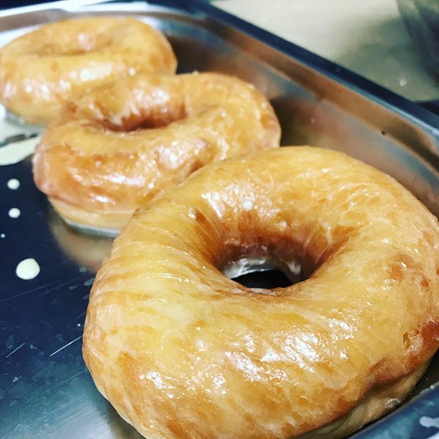 Smithys_Shack's tweet photo. Tried out some doughnuts for a special/ new menu item. Turned out good 😍
.
.
.
#chefs #chefslife #freshfood #localingredients #local #truecooks #smithysshack #chefsofinstagram  #suffolk #foodtruck #streetfood #foodstagram #instachef #instafood #foodp… https://t.co/QQDH3SkIO5 https://t.co/OuhH70Pcg9