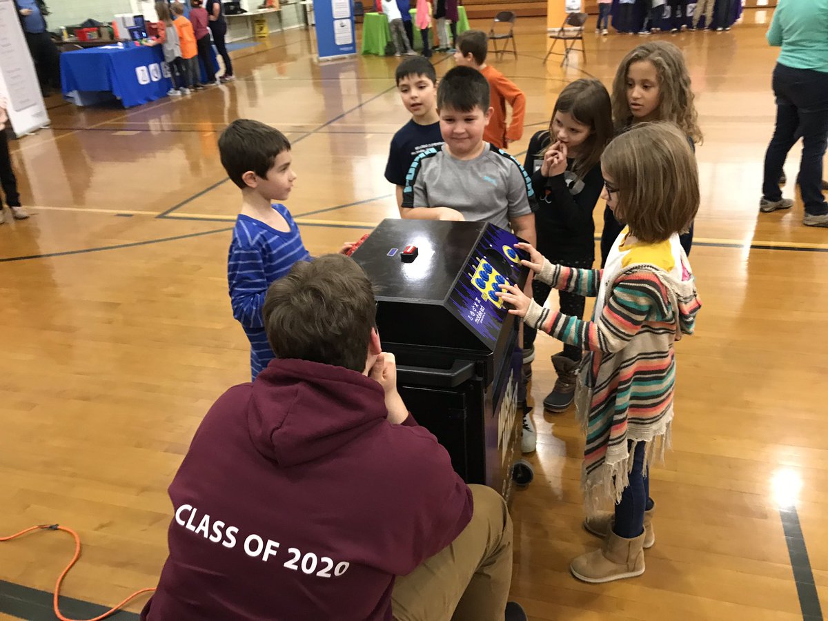 HeidiKimble3's tweet photo. STEAM museum at Kellogg! Thank you Kellogg PTO! #glcskellogg https://t.co/au6IXwxn1L