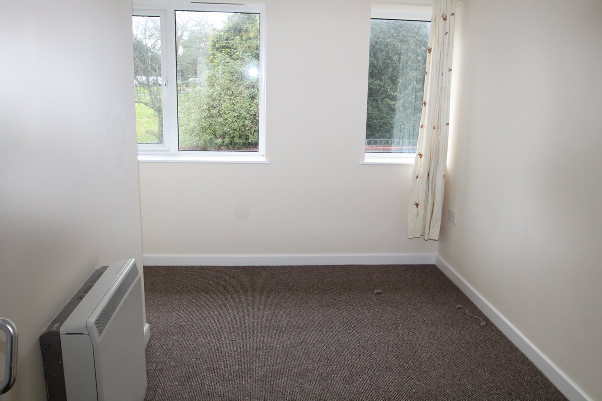 3 bedroom #flat in #Plympton - £625 PCM.

Benefiting from a master bedroom with ensuite, open plan kitchen/lounge, family bathroom with shower, on street parking.

Av. End of February 2020 for 6 months and on-going.

#TaxBandA

For more info, please visit mblettings.com.