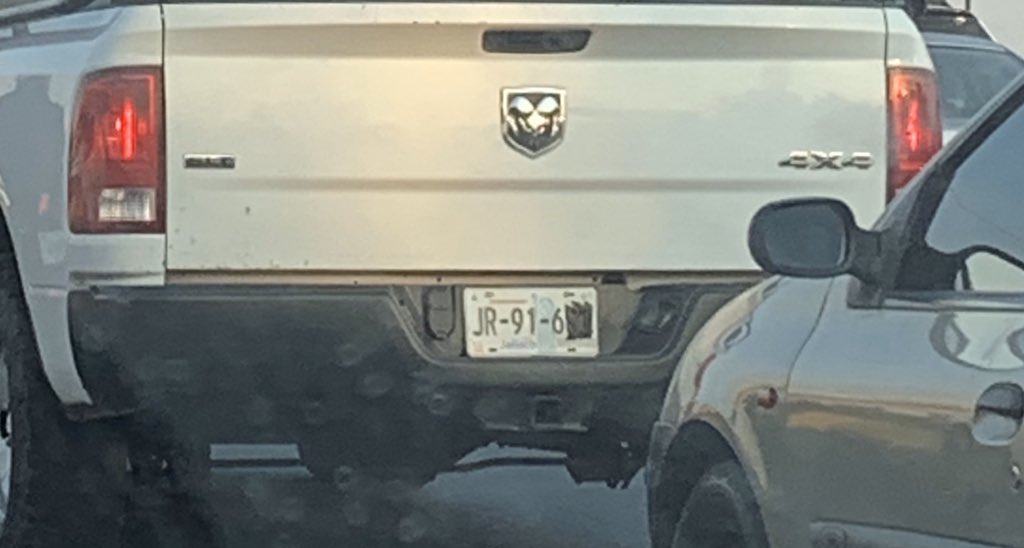 DeyBeaN's tweet photo. @JaliscoVial @zona3noticias @Trafico_ZMG @PabloLatapi @hederzona3 @torreszam Frecuente vehículos prenden su sirena para evitar tráfico pues al pasar las apagan y además como este con la placa medio tapada, por que lo hace? 🤔, autoridades sin respeto y falta de cultura vial. https://t.co/rYVDt7aNKa