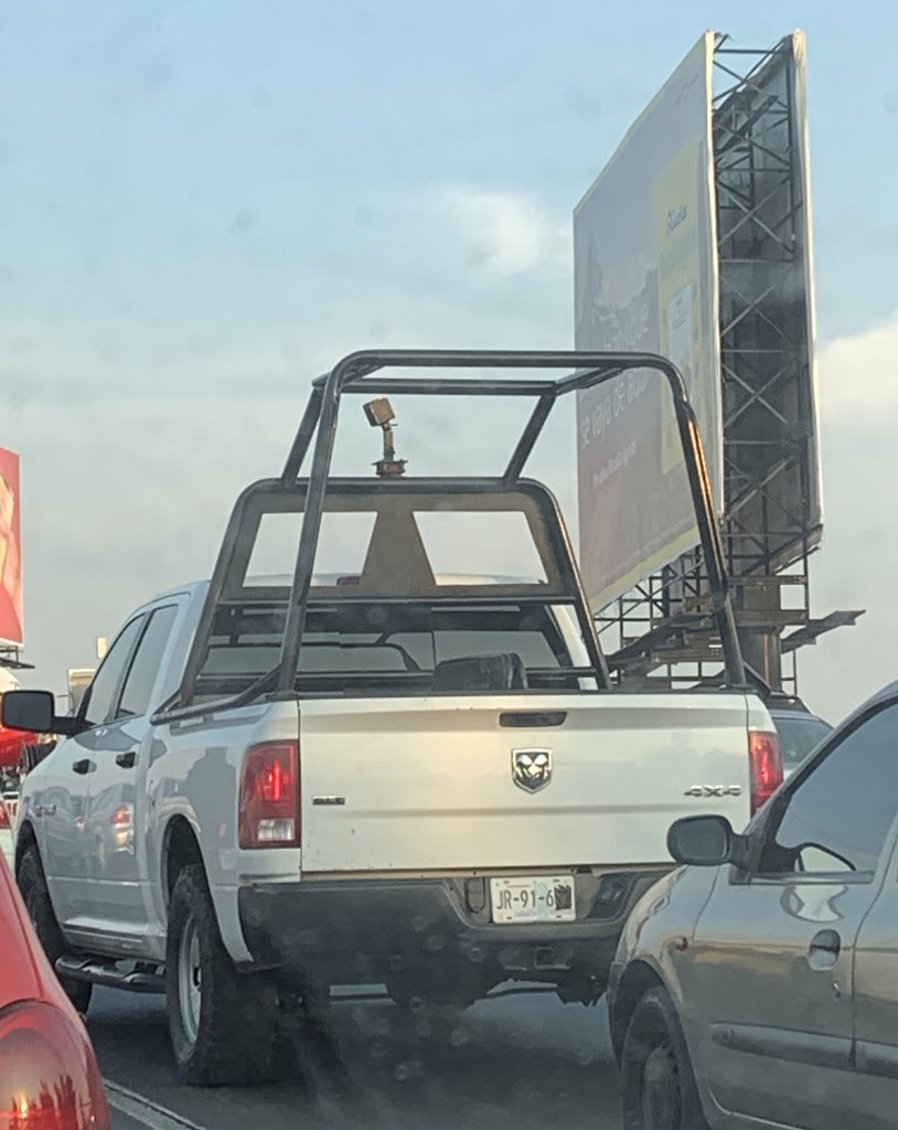 DeyBeaN's tweet photo. @JaliscoVial @zona3noticias @Trafico_ZMG @PabloLatapi @hederzona3 @torreszam Frecuente vehículos prenden su sirena para evitar tráfico pues al pasar las apagan y además como este con la placa medio tapada, por que lo hace? 🤔, autoridades sin respeto y falta de cultura vial. https://t.co/rYVDt7aNKa