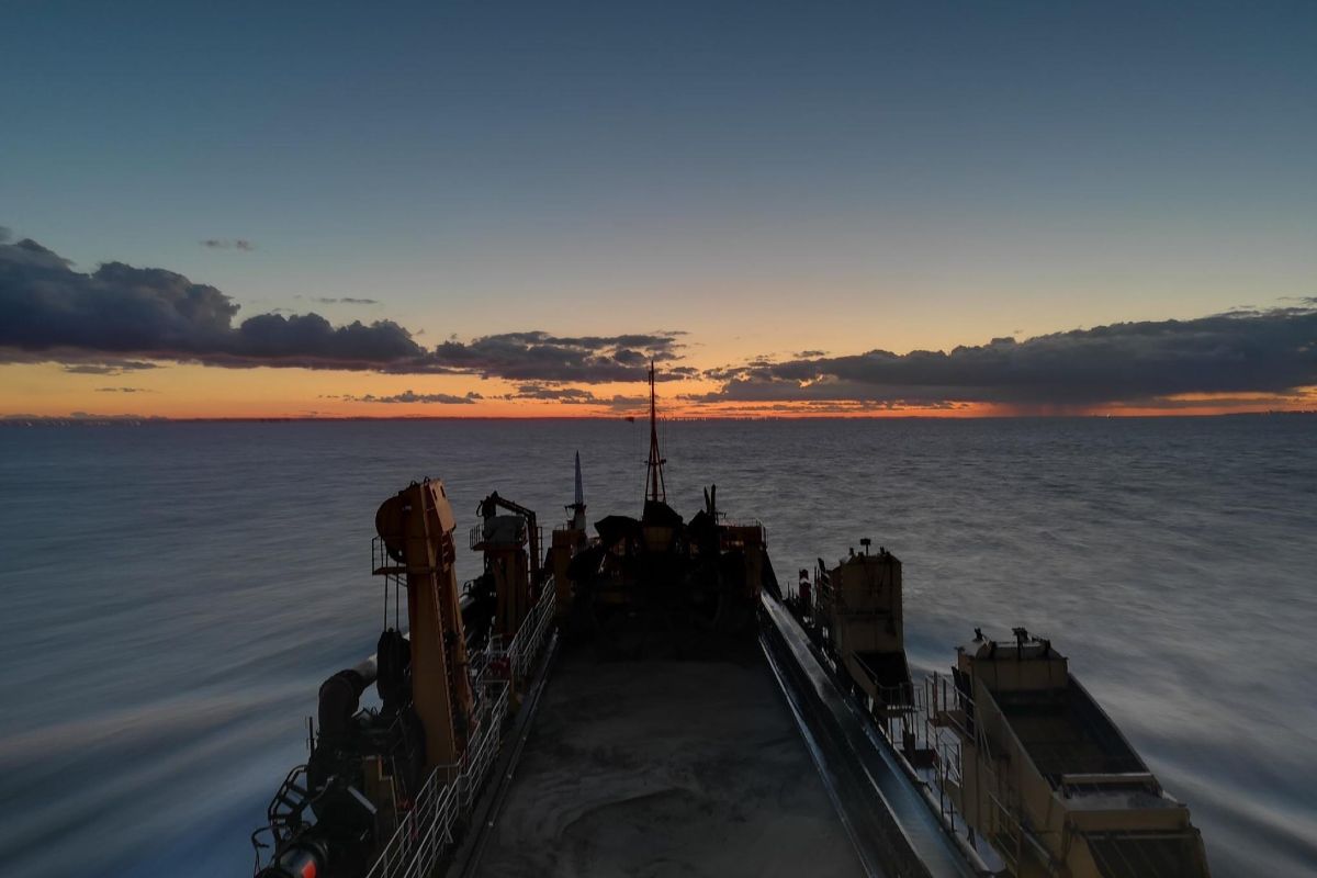 CEMEX_UK's tweet photo. Our #marine team take some incredible photos as they sail across the seas and we wanted to share them with you! We love this striking horizon from the deck of the Sandy Fulmar, taken by Ian Mackay. #monthlymarine 🛳️ https://t.co/7whBlWzAzY