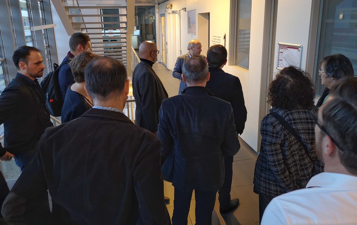 CCIRouenM's tweet photo. Pour poursuivre l'après-midi, le @MTC_Rouen propose une visite aux chefs d'entreprise présents. Le Medical Training Center propose des espaces de formation connectés à des blocs opératoires équipés notamment de simulateurs de très haute technologie. #Rouen #EcosystemCleon https://t.co/0iGlIU0QCF