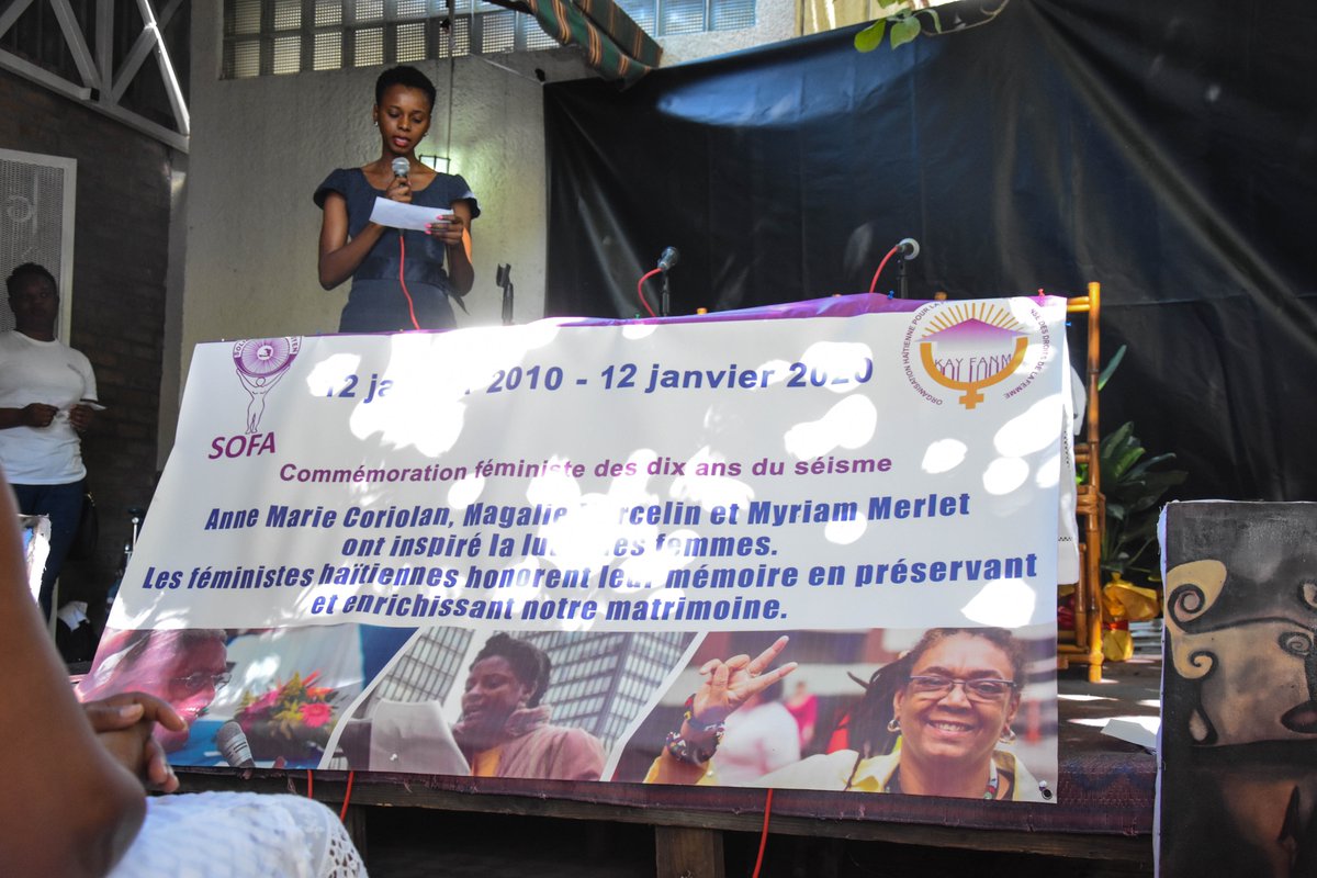 KayFanmAyiti's tweet photo. 12 janvier 2020, nou rann yon omaj ak tout viktim ki mouri yo nan Goudougoudou an. Nou te gen yon panse espesyal pou #MagalieMarcelin, #AnneMarieCoriolan ak #MyriamMerlet, twa sè nou ki make mouvman #feminist. Seremoni sila se rezilta tèt ansanm #SOFA ak @KayFanm
📸 Roody Savain https://t.co/G3Dlf5SpRW