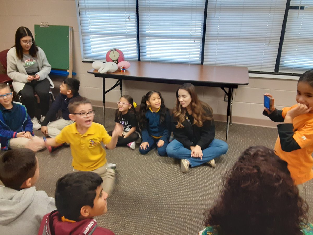 counselor_HDHES's tweet image. Lots of fun with Three minute Charades with our PALS @OSheaKeleher_ES this morning! #teamSISD #mentoringrocks #loadsofFUN