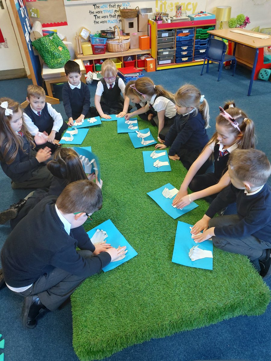 MorayPSPlay's tweet photo. Working on our number bonds within 10. We used different methods to work out which numbers add together to make 10 #fingercounting #numiconRace #numeracy https://t.co/oqEuxcXpIN