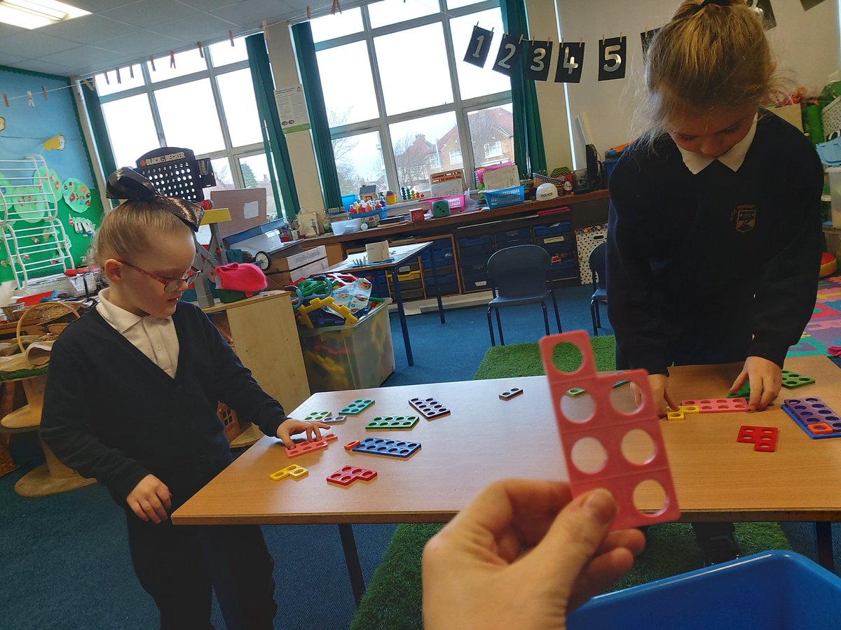 MorayPSPlay's tweet photo. Working on our number bonds within 10. We used different methods to work out which numbers add together to make 10 #fingercounting #numiconRace #numeracy https://t.co/oqEuxcXpIN