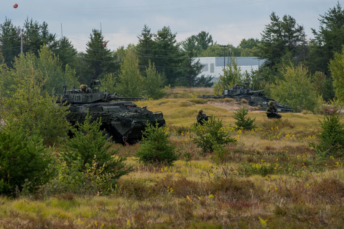 1stBnRCR's tweet photo. #1RCR soldiers from #DukesCompany position themselves between advancing LAV 6.0s as part of #ExINWARDLOOK. #ThrowbackThursday

#TheFirstToTheFight

#ProPatria 📷: Cpl Dean Lynam

#StrongProudReady #StrongSecureEngaged #CAF #MyCAF

#Military #Army #ArmyLife #ArmyStrong #Canada https://t.co/NYwRemAkC8