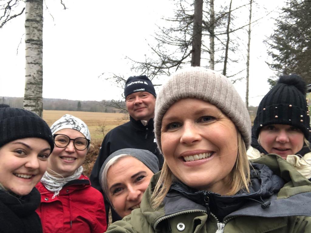 Pikkusaari's tweet photo. Vedettiin tänään mainio Tyky-päivä. Aina ei tarvita temppusirkusta. Yksinkertaiset asiat ovat monesti parhaita. Ohjattua salitreeniä ja iltapäivällä kävely kauniilla Keskuspuiston poluilla. Aika jees! #fioca #tyky #colyseum https://t.co/jvHkzWhkeW