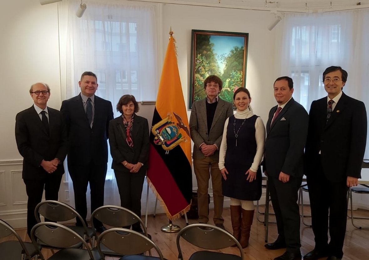 EmbajadaEcuUK's tweet photo. Embajador #JaimeMarchan mantiene encuentro con comunicadores latinos residentes en 🇬🇧 para repasar acontecimientos del 🇪🇨 y comunidad ecuatoriana. William Pineda #ExpressNews, Gloria Gómez #AculcoRadio, Colin Gordon #ElIberico y Margarita Rodriguez #bbcmundo
#DiplomaciaActiva https://t.co/vSPCBUQ14W