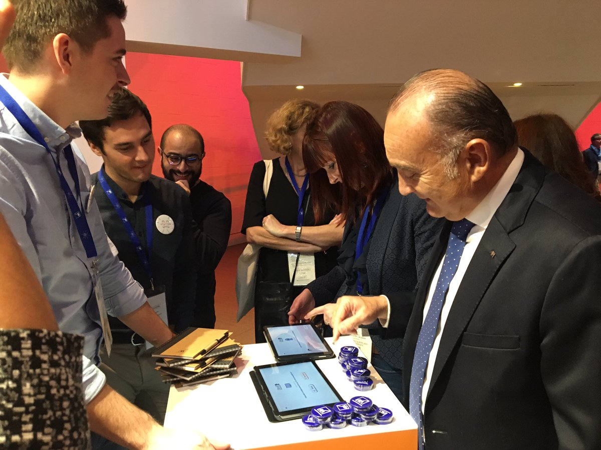 aude_devorges's tweet photo. Le mot de la fin de cette journée dédiée aux managers d’@AXAFrance « Mettez votre génie et votre courage au service de la simplicité client » @Jacques2Peretti #AXAStationM https://t.co/SH9uqW7s3m