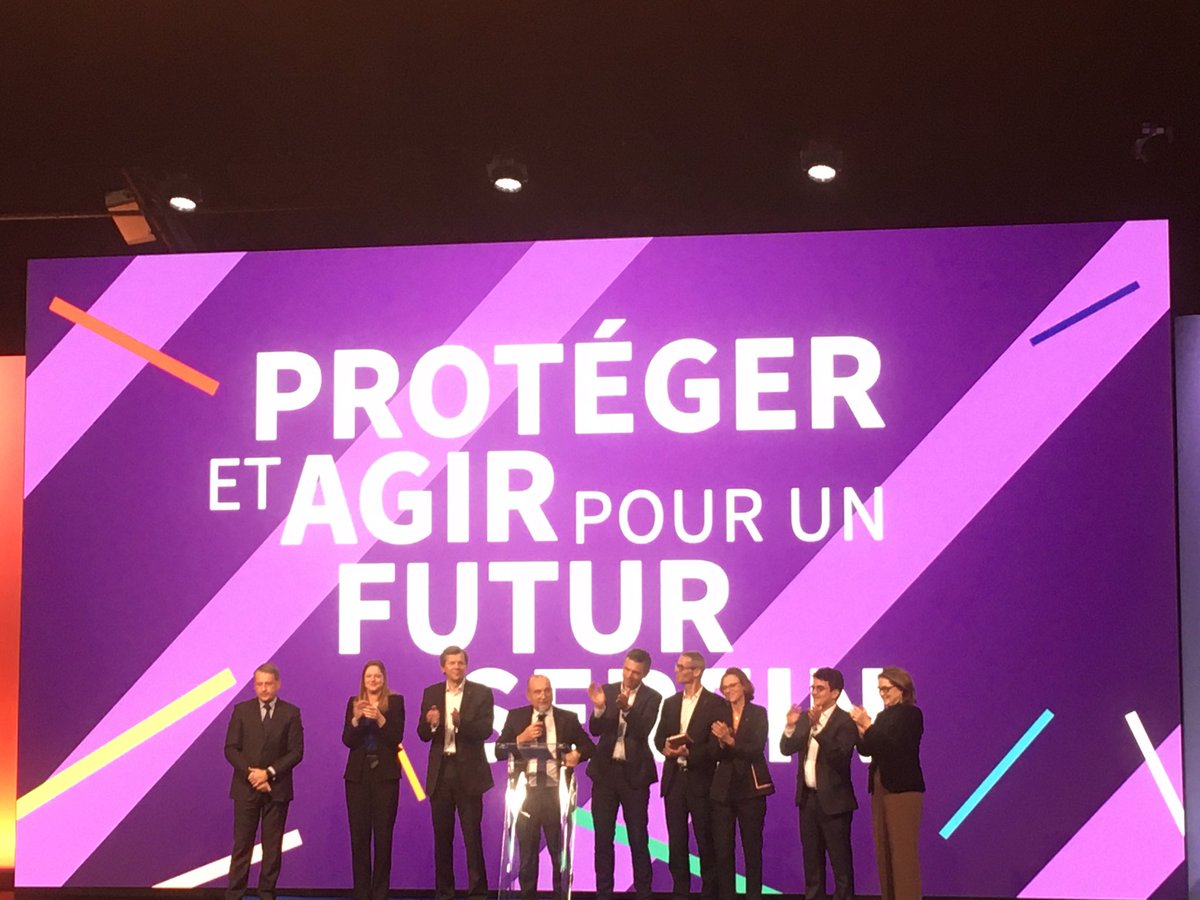 aude_devorges's tweet photo. Le mot de la fin de cette journée dédiée aux managers d’@AXAFrance « Mettez votre génie et votre courage au service de la simplicité client » @Jacques2Peretti #AXAStationM https://t.co/SH9uqW7s3m