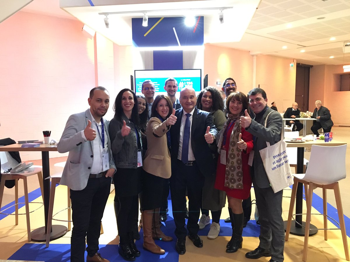 aude_devorges's tweet photo. Le mot de la fin de cette journée dédiée aux managers d’@AXAFrance « Mettez votre génie et votre courage au service de la simplicité client » @Jacques2Peretti #AXAStationM https://t.co/SH9uqW7s3m