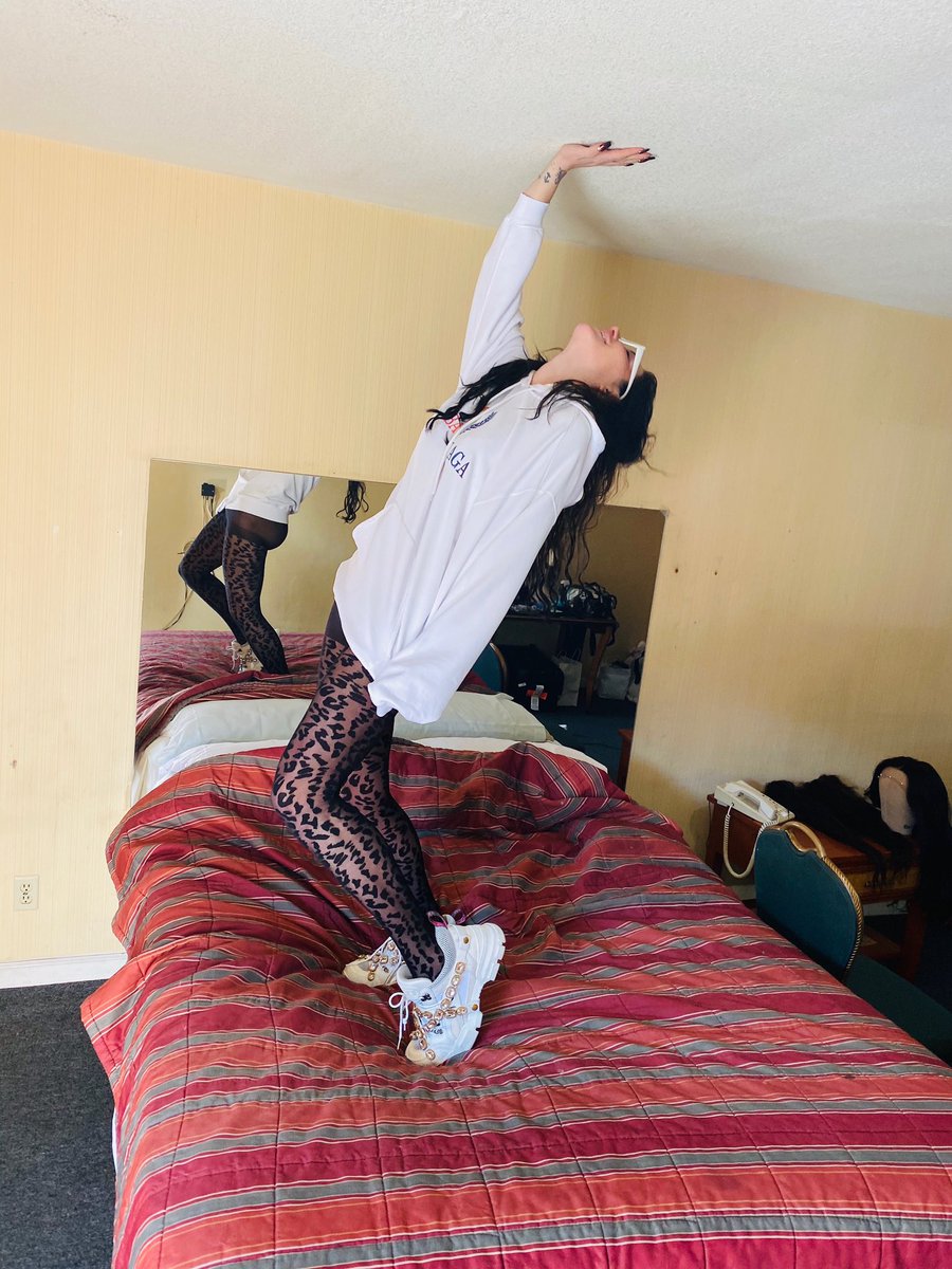 KeshaRose's tweet photo. Shitty hotel rooms make me
So comfortable and joyous.  I’m a hillbilly, whatever 🍾🍾💃🏻💃🏻💃🏻 https://t.co/r9huzfkfr8