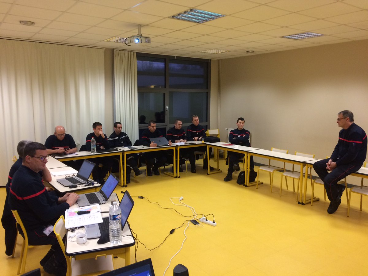 SDIS50's tweet photo. Ce matin, @f_davignon Directeur du #SDIS50 a ouvert la 2ème session de formation des #OCOPS les nouveaux officiers de coordination opérationnelle. Ces chefs de colonne, #sapeurspompiers pro rempliront, dès février, en garde 24h, les fonctions de chef de salle et d'officier #CODIS https://t.co/RnbGYbiv8U