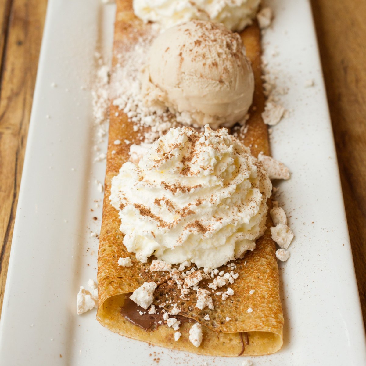 Une crêpe au goût #noisettes, accompagnée de nos savoureuses meringues maisons.
Nous fondons de plaisir 😍
---
A hazelnut-flavoured #crepe served with our delicious homemade #meringues.
It makes us melt with pleasure 😍
📸: La Pique Assiette