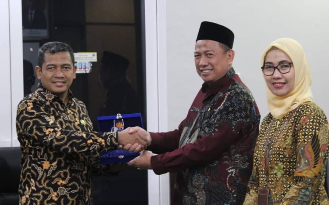 DPRDBANTEN's tweet photo. Wakil ketua DPRD Banten Budi Prajogo, SE, M. AK. menerima audiensi dari Badan Pusat Statistik (BPS) Provinsi Banten di gedung DPRD Banten, Kamis (16/01/2020).
#bps
#bpsbanten
#dprdbanten
#infoparlemen https://t.co/P58W1mXOOk