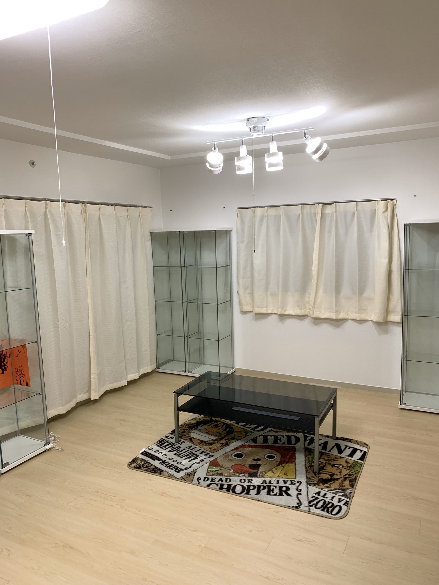 Nobuo Murakami ワンピースマンション ちょっとだけ進展 照明付けてみた ワンピースマンションのメインになるリビングにはスポット的な照明で部屋を照らすよりフィギュアケースを照らす感じに 和室から洋室にした漫画部屋には落ち着いた茶をテーマに籐風