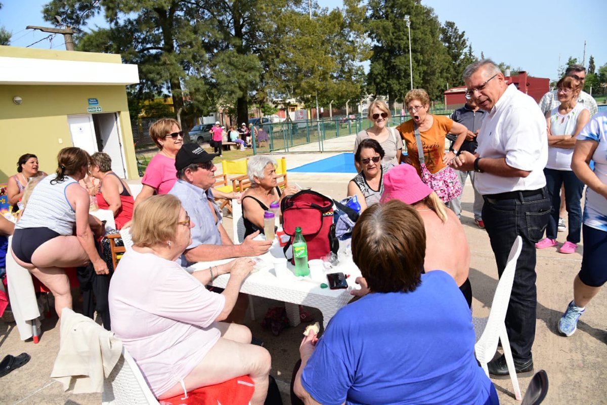 munivillamaria's tweet photo. 🏖 Disfrutar el verano al aire libre, en el agua y en compañía es un derecho para nuestros abuelos.
En la pileta comunitaria Eva Perón, más de 120 adultos mayores comparten las mañanas estivales, con prácticas recreativas.
#SeRompe #Verano2020
#ElOrgulloDeSeguirCreciendo https://t.co/IYEMtXQ9cd