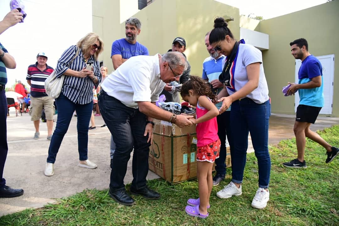 munivillamaria's tweet photo. 🏖 Disfrutar el verano al aire libre, en el agua y en compañía es un derecho para nuestros abuelos.
En la pileta comunitaria Eva Perón, más de 120 adultos mayores comparten las mañanas estivales, con prácticas recreativas.
#SeRompe #Verano2020
#ElOrgulloDeSeguirCreciendo https://t.co/IYEMtXQ9cd