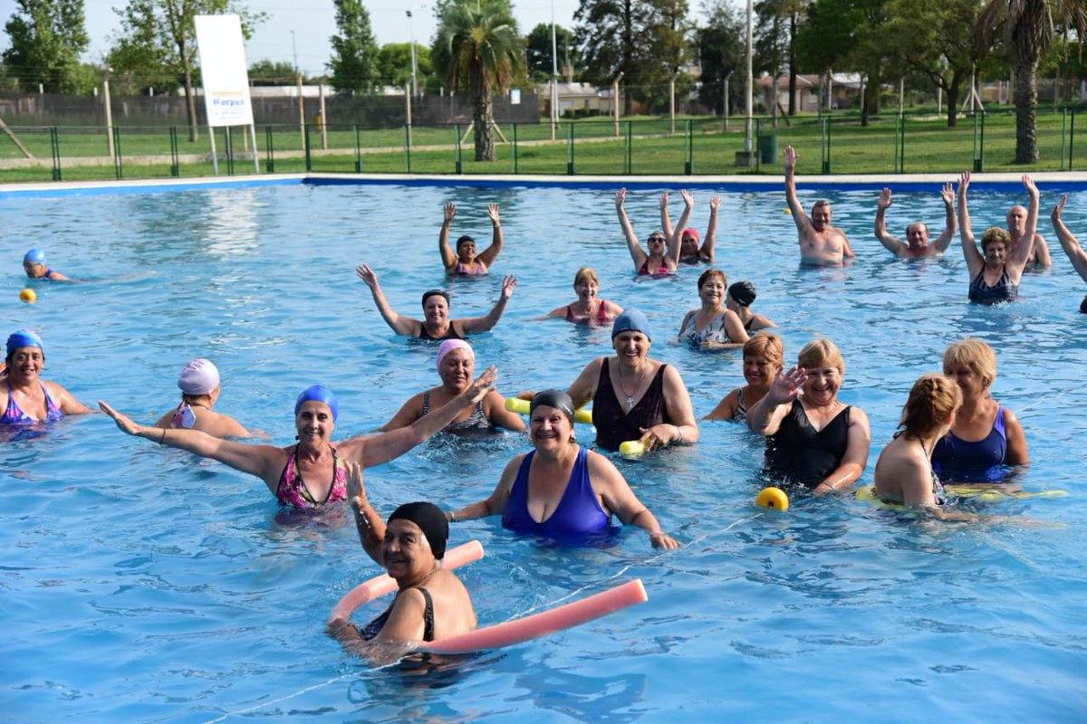 munivillamaria's tweet photo. 🏖 Disfrutar el verano al aire libre, en el agua y en compañía es un derecho para nuestros abuelos.
En la pileta comunitaria Eva Perón, más de 120 adultos mayores comparten las mañanas estivales, con prácticas recreativas.
#SeRompe #Verano2020
#ElOrgulloDeSeguirCreciendo https://t.co/IYEMtXQ9cd