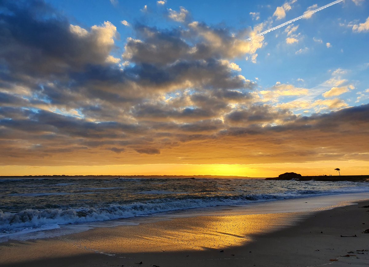 Coucher de soleil à #larmorplage #morbihan #bretagne #emojibzh <a href="/LorientAgglo/">Lorient Agglo</a> #bzh #breizh