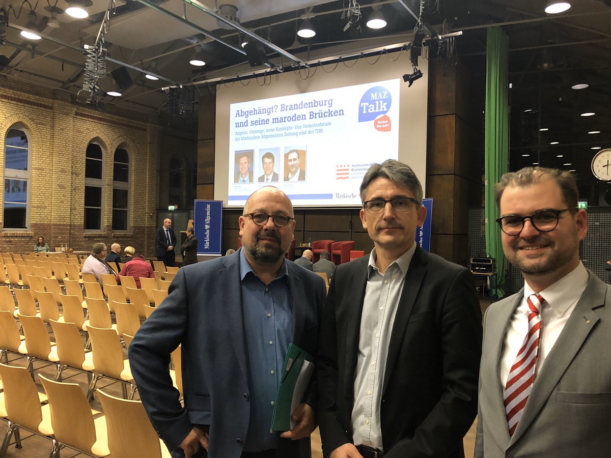 maz_online's tweet photo. Das Audimax füllt sich langsam. Lokalchef @BennoRougk, MAZ-Chefredakteur @henry_lohmar und der Präsident der @TH_Brandenburg, Andreas Wilms, sind auch schon da (v.l.). #MAZtalk https://t.co/uIw2bXYDiC