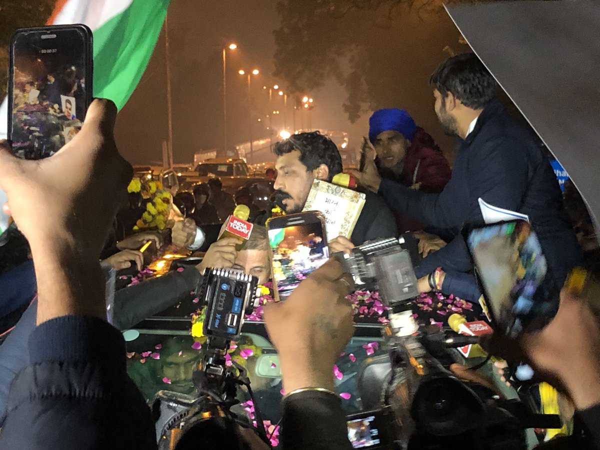 Asadullah9015's tweet photo. Tumhari qaid ka kisi ka hosla tode gi. Wo Azad tha Azad hai Azad rahega. @BhimArmyChief @Kush_voice
#WelcomeAzad #RavanisBack #कागज_नहीं_दिखाएंगे #महानऔरते_शहीनबागकी https://t.co/wGo57pDDNR