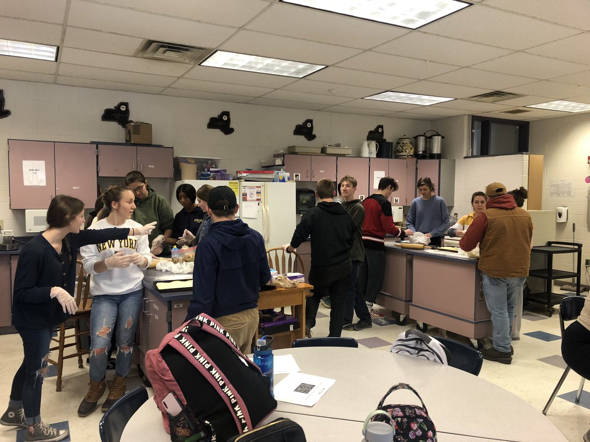 My Nutrition students and Mr. Greenwald’s students at @BSCSD had fun today making homemade pizzas from recipes that they developed for a final class project! #realworldskills @BSPAHS