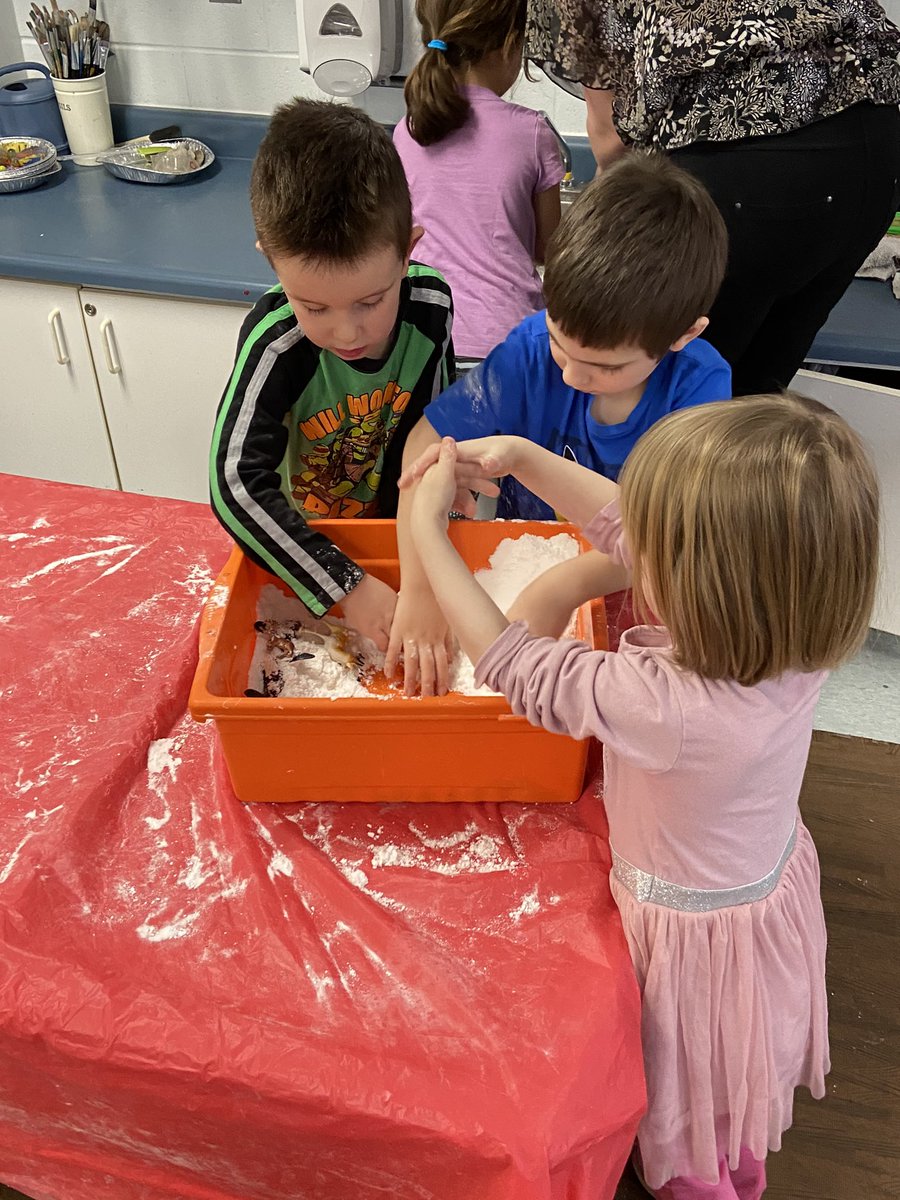 sjfgator's tweet photo. How do polar bears keep warm in the cold water?  Our Kindergarten students have the answer! #ArcticExplorers @SueNorrish https://t.co/MneoSRLZg9