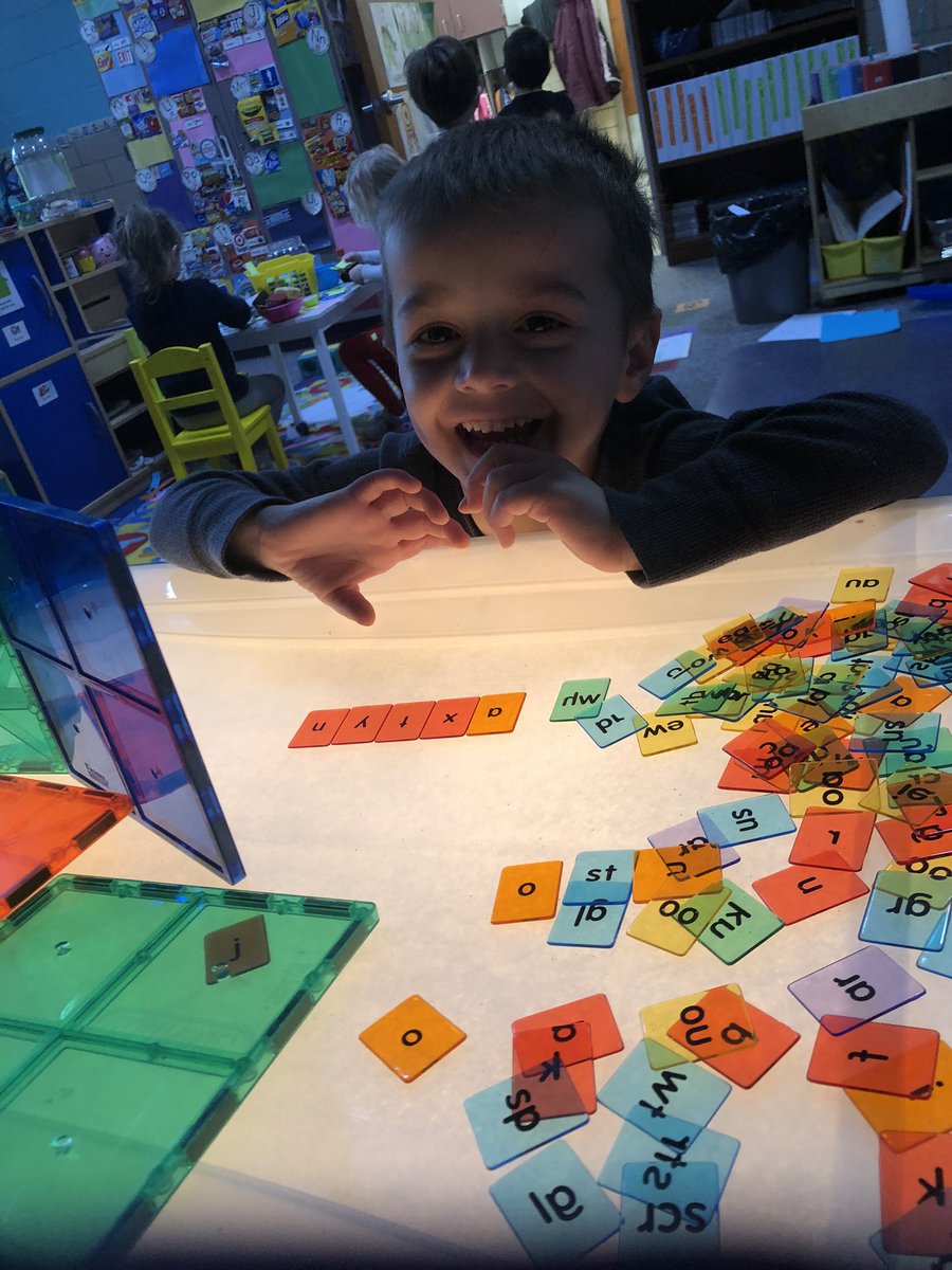culvercesprek's tweet photo. “L” is for light! This week we explored the wonder of light 💡 through a light box 💡📦 and 🔦! #Explore #Science #handsonlearning #CulverPride @culverCES https://t.co/ZGlhzePcFK