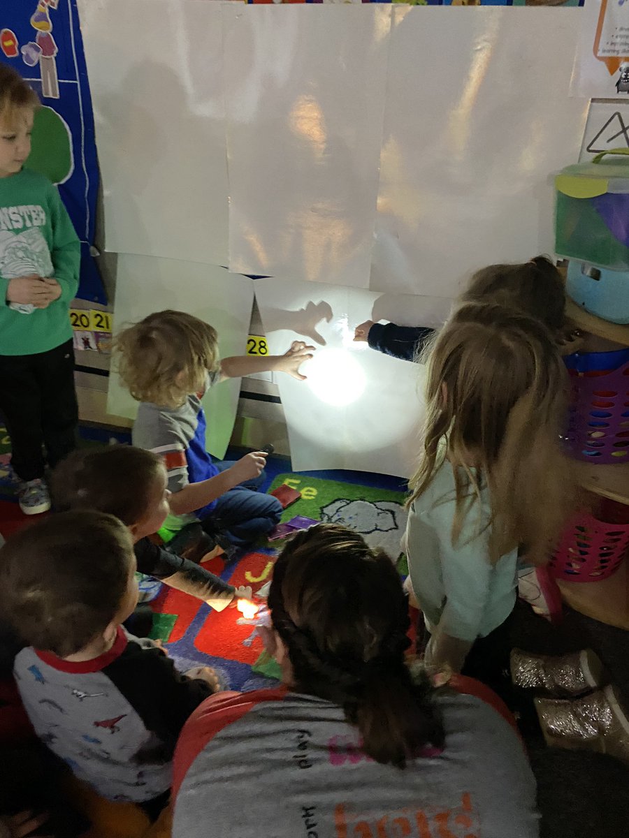 culvercesprek's tweet photo. “L” is for light! This week we explored the wonder of light 💡 through a light box 💡📦 and 🔦! #Explore #Science #handsonlearning #CulverPride @culverCES https://t.co/ZGlhzePcFK
