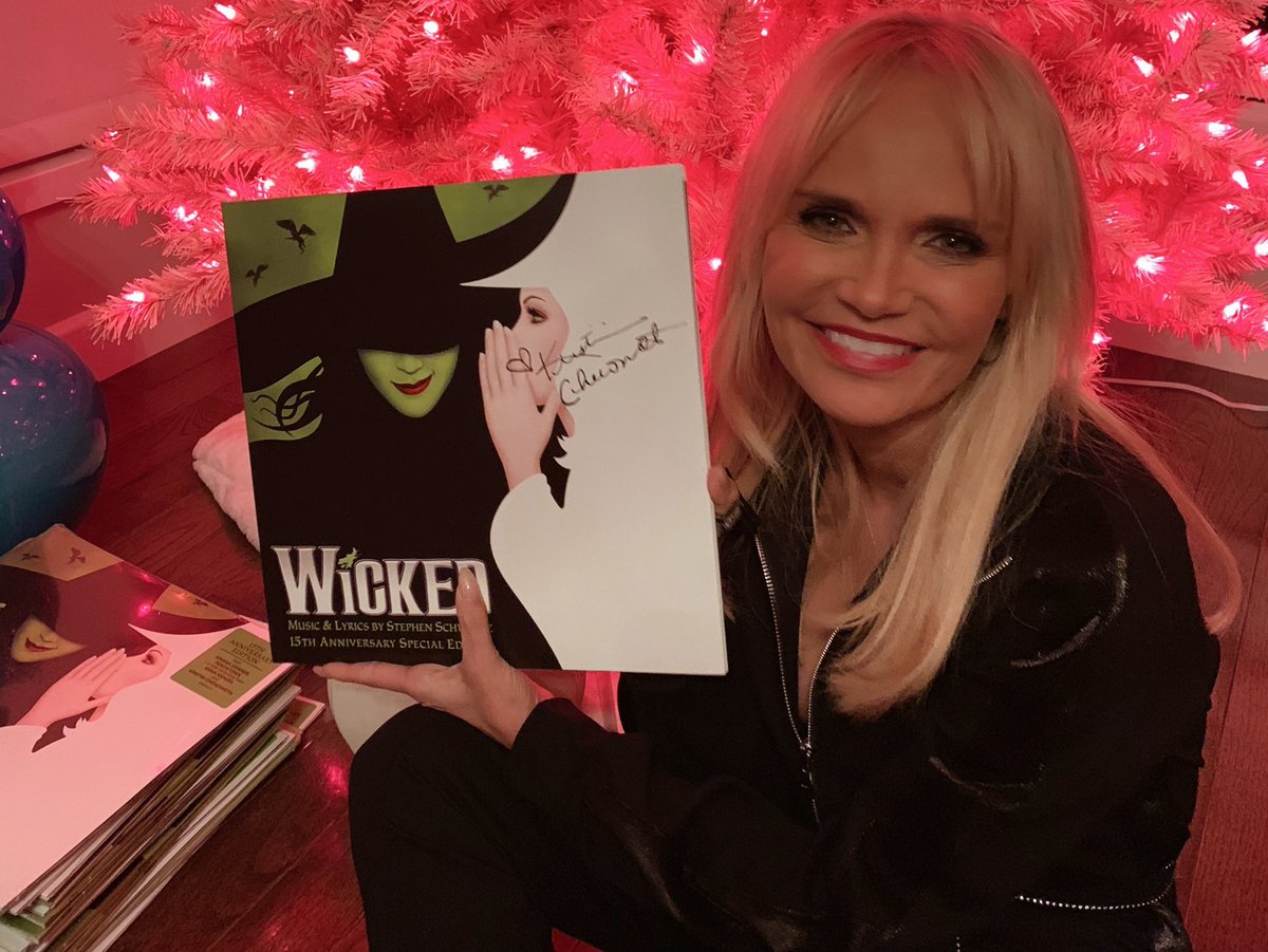 KChenoweth's tweet photo. It's good to see me, isn't it? ✨
There's absolutely nothing like vinyl, so I decided to sign some brand new #Wicked15 LPs for y'all! Enter to make one yours: https://t.co/58pLO1fIOy 💗💚 @WICKED_Musical https://t.co/bHzllEB1MD