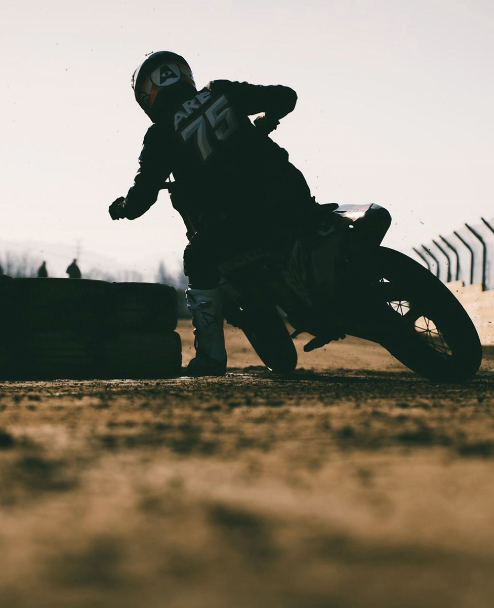 AlbertArenas75's tweet photo. Thursday ✊🏼🔥 #AA75 #HjcAA75 #Flattrack #ktm #are 🏁#lmrgraphics #roccosranch photo credit: #albertgonzalez #thisags👌🏼 https://t.co/9oqdtWFlrP