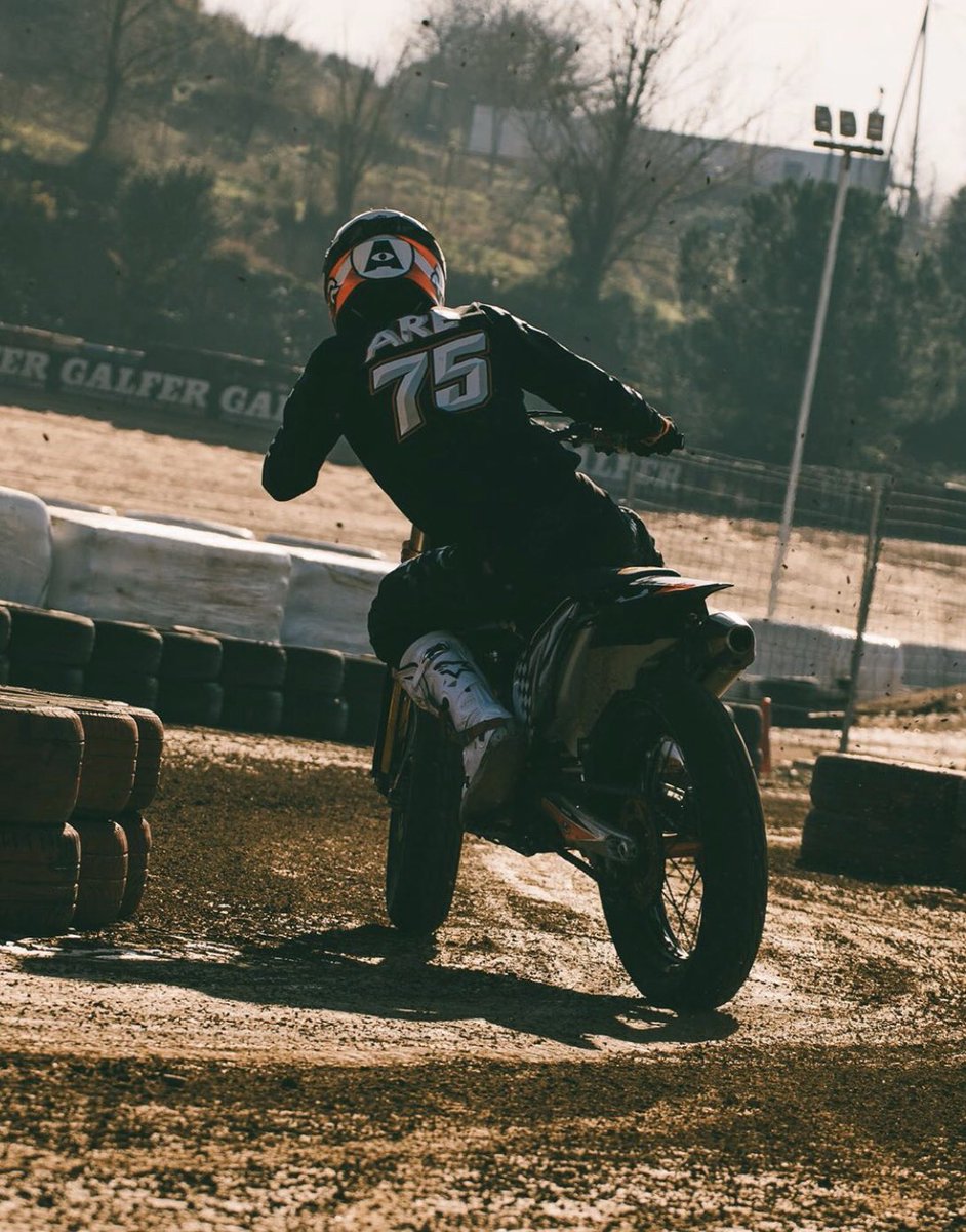 AlbertArenas75's tweet photo. Thursday ✊🏼🔥 #AA75 #HjcAA75 #Flattrack #ktm #are 🏁#lmrgraphics #roccosranch photo credit: #albertgonzalez #thisags👌🏼 https://t.co/9oqdtWFlrP
