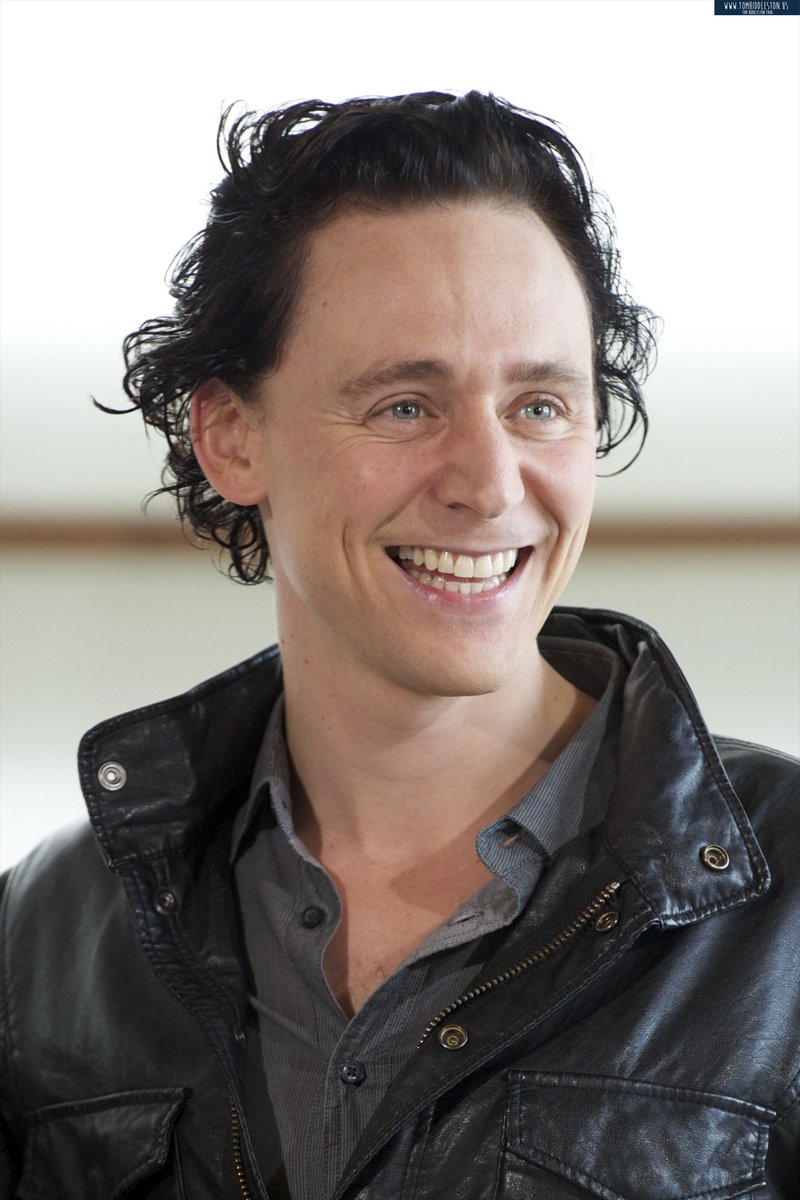 TomTheNextLevel's tweet photo. #TomThursday #ThomasThursday #RavenTom #TomHiddleston at the 59th San Sebastian Film Festival, Spain #TheDeepBlueSea Photocall 19.9.2011 https://t.co/5tsAfXZt6s