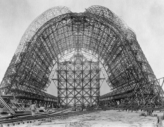 TheMapleTreeInn's tweet image. Sunnyvale History... Construction of NASA's Hangar One at Moffett Field, Sunnyvale. Circa 1931-1934. #TBT #sunnyvalehistory #mapletreeinn #sunnyvale