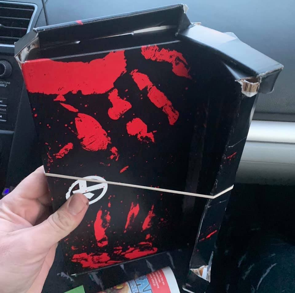 lenilee72's tweet photo. @USPS hey @Usps and @USPSHelp is this how packages are now delivered? Twice in a month have packages been folded and shoved in our mailbox.  #Unacceptable. https://t.co/56yegTyYlh