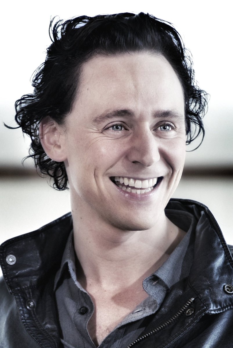 TomTheNextLevel's tweet photo. #TomThursday #ThomasThursday #RavenTom #TomHiddleston at the 59th San Sebastian Film Festival, Spain #TheDeepBlueSea Photocall 19.9.2011 #MyEdits https://t.co/h31F2h6PPW