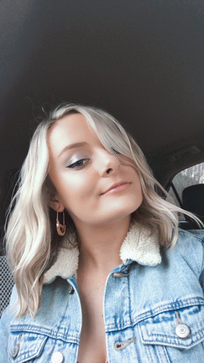 shelbiecomo's tweet photo. If he says he likes brunettes he’s lying https://t.co/FppwUdwGOp