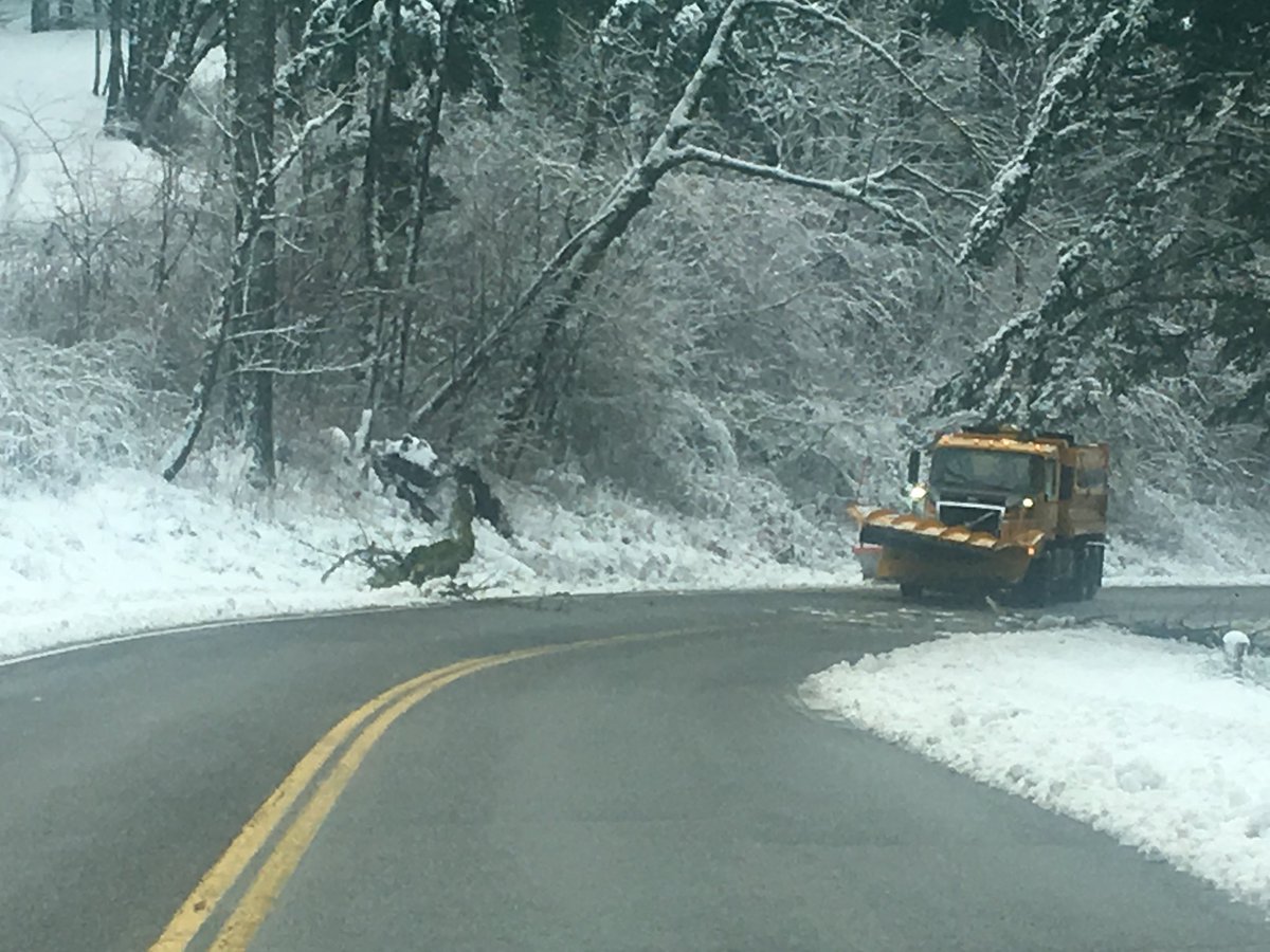 MultCoSO's tweet photo. Talk about a fast response!
It took MCSO Deputy Kaiser 5 minutes to get to this down tree on #HCRH and @OregonDOT 15 minutes to clear the road for travel!
Excellent work during a busy time! https://t.co/JJtw4scHFN
