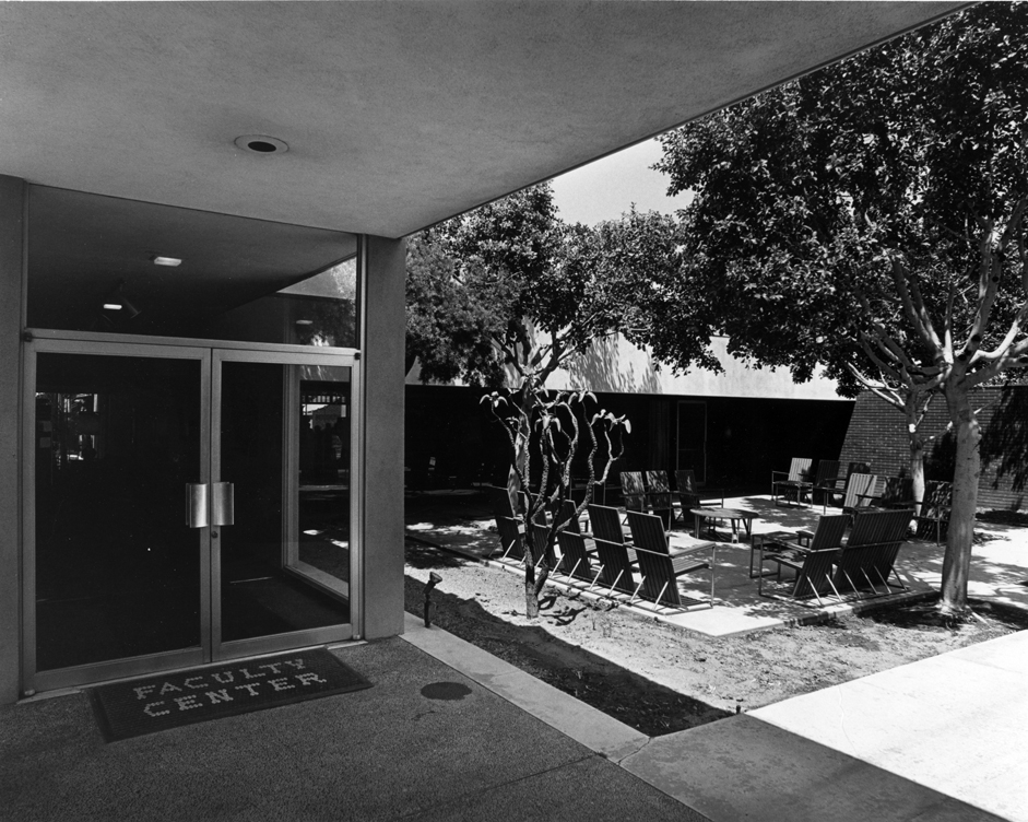 USCUclub's tweet photo. #TBT to the Faculty Center before it became the University Club. Discover more historic photos on the book shelves at The Club.
#uschistory #uscfaculty #uscuclub https://t.co/vXV4bVQkzI