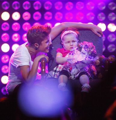 •٢٠١٢
اصغر معجبة عمرها 6 سنوات كانت تعاني نوع من السرطان وكانت تسمي نفسها "السيدة بيبر"و جاستن كان ي...